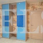 Стеклянный шкаф в стиле модерн цвета Туя светлая / Голубой, Лазурный (3 двери) Фото 3