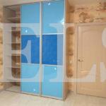 Стеклянный шкаф в стиле модерн цвета Туя светлая / Голубой, Лазурный (3 двери) Фото 4