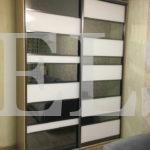 Стеклянный шкаф в стиле хай-тек цвета Дуб сонома / Белый, Графит (2 двери) Фото 1