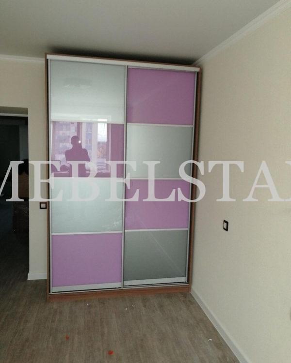 Стеклянный шкаф в стиле модерн цвета Дуб сантана золотистый / Лавандовый, Серебристо-серый (2 двери)
