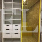 Стеклянный шкаф в стиле модерн цвета Ясень анкор светлый / Желтый () Фото 3
