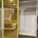 Стеклянный шкаф в стиле модерн цвета Ясень анкор светлый / Желтый () Фото 4