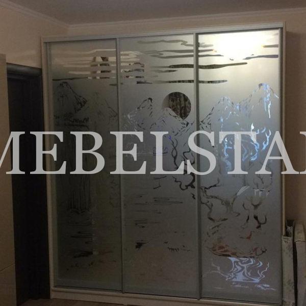 Шкаф с пескоструйным рисунком в стиле модерн цвета Перламутр / Серебро (3 двери)