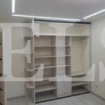 Стеклянный шкаф в стиле хай-тек цвета Дуб атланта / Бежевый, Черный (3 двери) Фото 2