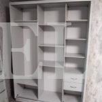 Шкаф с пескоструйным рисунком в стиле минимализм цвета Светло-серый / Серебро (2 двери) Фото 2