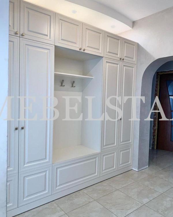 Шкаф в прихожую в стиле неоклассика цвета Белый / Белый (6 дверей)