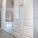 Шкаф в прихожую в стиле неоклассика цвета Белый / Белый (6 дверей) Фото 4