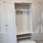 Шкаф в прихожую в стиле неоклассика цвета Белый / Белый (6 дверей) Фото 6