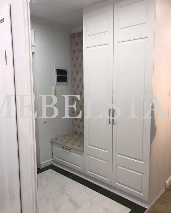 Шкаф в прихожую в классическом стиле цвета Белый / Белый (3 двери)
