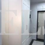 Шкаф в прихожую в классическом стиле цвета Белый / Белый (3 двери) Фото 3