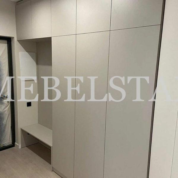 Шкаф в прихожую в стиле минимализм цвета Светло-серый / Светло-серый (5 дверей)
