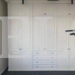 Шкаф в спальню в стиле неоклассика цвета Белый / Белый (6 дверей) Фото 1