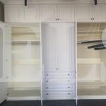 Шкаф в спальню в стиле неоклассика цвета Белый / Белый (6 дверей) Фото 3