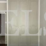 Шкаф в спальню в стиле неоклассика цвета Орех дижон натуральный / Виола матовая (3 двери) Фото 2