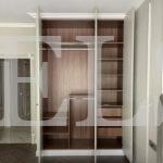 Шкаф в спальню в стиле неоклассика цвета Орех дижон натуральный / Виола матовая (3 двери) Фото 3