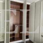 Шкаф в спальню в стиле неоклассика цвета Орех дижон натуральный / Виола матовая (3 двери) Фото 4