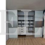 Шкаф в спальню в стиле хай-тек цвета Светло-серый / Белый, Серый (4 двери) Фото 2