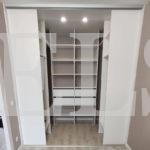 Гардеробный шкаф в стиле модерн цвета Белый / Серебро (3 двери) Фото 1