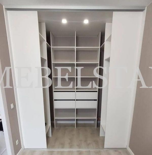 Гардеробный шкаф в стиле модерн цвета Белый / Серебро (3 двери)