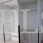 Шкаф в нишу в стиле неоклассика цвета Белый / Белый (4 двери) Фото 3
