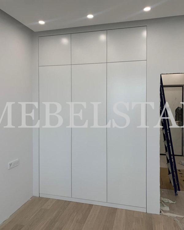 Шкаф в нишу в стиле минимализм цвета Белый / Белый (3 двери)