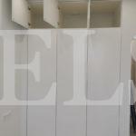 Шкаф в нишу в стиле минимализм цвета Белый / Белый (3 двери) Фото 3