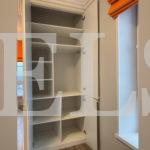 Шкаф в нишу в стиле неоклассика цвета Белый / Белый (2 двери) Фото 2