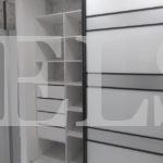 Шкаф в нишу в стиле хай-тек цвета Белый / Белый, Серый (3 двери) Фото 3