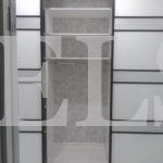 Шкаф в нишу в стиле хай-тек цвета Белый / Белый, Серый (3 двери) Фото 4