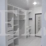 Шкаф в нишу в стиле хай-тек цвета Белый / Белый, Серый (3 двери) Фото 6
