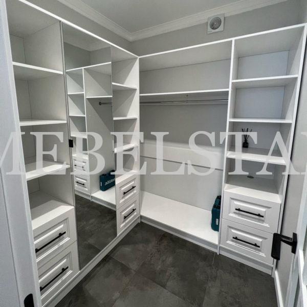 Гардеробный шкаф в стиле неоклассика цвета Белый / Белый (1 дверь)
