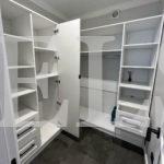 Гардеробный шкаф в стиле неоклассика цвета Белый / Белый (1 дверь) Фото 2