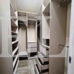 Гардеробный шкаф в стиле неоклассика цвета Светло-серый / Светло-серый (0 дверей) Фото 4
