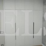 Шкаф в нишу в стиле минимализм цвета Дуб сакраменто / Белый (4 двери) Фото 1