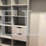 Гардеробный шкаф в стиле неоклассика цвета Светло-серый / Светло-серый, Серебро (1 дверь) Фото 2