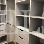 Гардеробный шкаф в стиле неоклассика цвета Светло-серый / Светло-серый, Серебро (1 дверь) Фото 3