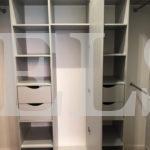 Гардеробный шкаф в стиле неоклассика цвета Светло-серый / Светло-серый, Серебро (1 дверь) Фото 4
