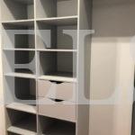Гардеробный шкаф в стиле неоклассика цвета Светло-серый / Светло-серый, Серебро (1 дверь) Фото 7