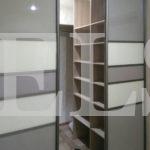 Гардеробный шкаф в стиле хай-тек цвета Пикар / Белый, Серый (3 двери) Фото 3