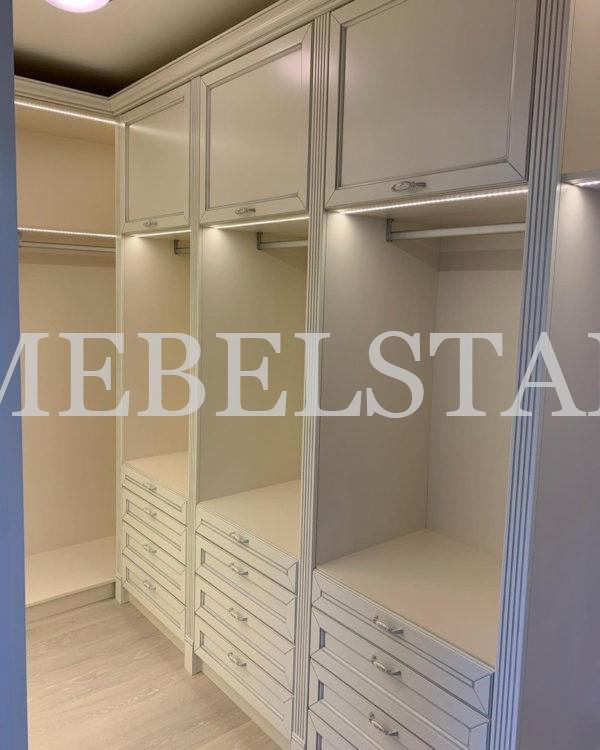 Гардеробный шкаф в классическом стиле цвета Белый / Белый (3 двери)