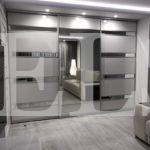 Шкаф во всю стену в стиле хай-тек цвета Титан / Зеркало, Каменно-серый (3 двери) Фото 1