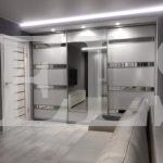 Шкаф во всю стену в стиле хай-тек цвета Титан / Зеркало, Каменно-серый (3 двери) Фото 2