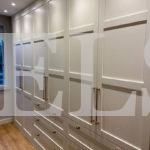 Шкаф во всю стену в классическом стиле цвета Белый Премиум гладкий / Ваниль (8 дверей) Фото 2