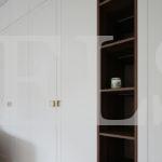 Шкаф во всю стену цвета Белый Премиум гладкий, Дуб гладстоун табак / Белый софт (9 дверей) Фото 5