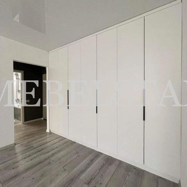 Шкаф во всю стену в стиле минимализм цвета Белый Премиум гладкий / Белый софт (7 дверей)