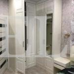 Встраиваемый угловой шкаф в классическом стиле цвета Белый Премиум гладкий / Белый софт, Зеркало (4 двери) Фото 2