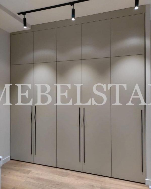 Встраиваемый шкаф в стиле неоклассика цвета Светло-серый / Лиловый софт (5 дверей)