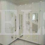 Встраиваемый угловой шкаф в классическом стиле цвета Белый Премиум гладкий / Белый глянец, Зеркало (7 дверей) Фото 3