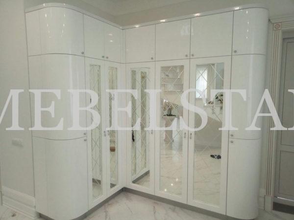 Встраиваемый угловой шкаф в классическом стиле цвета Белый Премиум гладкий / Белый глянец, Зеркало (7 дверей)