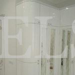 Встраиваемый угловой шкаф в классическом стиле цвета Белый Премиум гладкий / Белый глянец, Зеркало (7 дверей) Фото 1